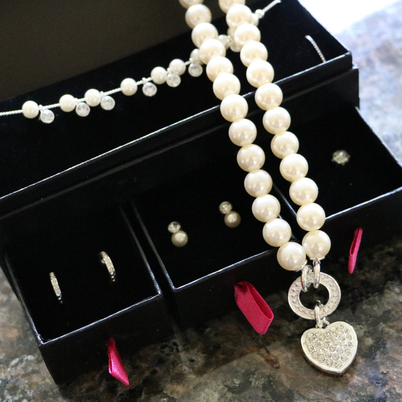 Avon Jewelry - Pearl Heart Neckalce w/ Earring Set Avon Avon Jewelry - Pearl Heart Neckalce w/ Earring Set Avon